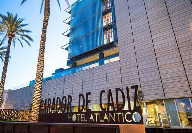 parador-cádiz-hotel-fachada-primera línea de mar.