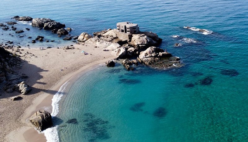 Relaxing beach scene in Zahara de los Atunes with empty shoreline and peaceful atmosphere.